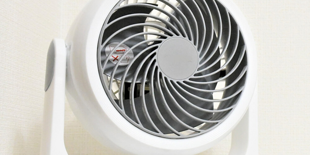 扇風機やサーキュレーターは床に溜まりがちな冷気を循環させ、部屋の空気を均一にしてくれます。
