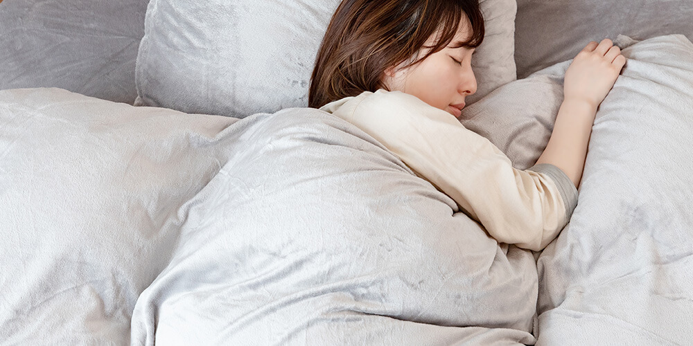 適度な重さの掛布団や肌触りのよい布団カバーなど、肌に触れるものの心地よさも快適で上質な睡眠をとるためのポイント