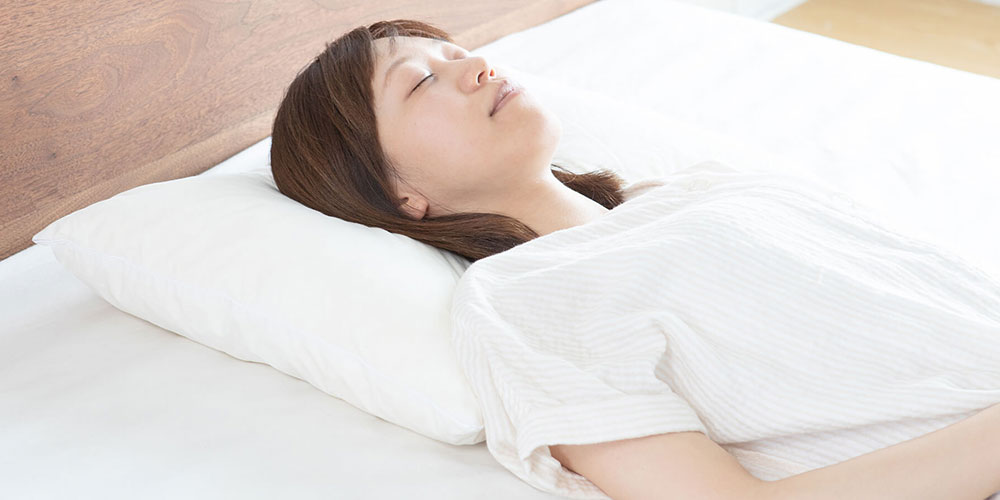 後頭部や首が枕にしっかりフィットしていれば、首から頭までの力を完全に抜いたリラックスした状態で眠れます。