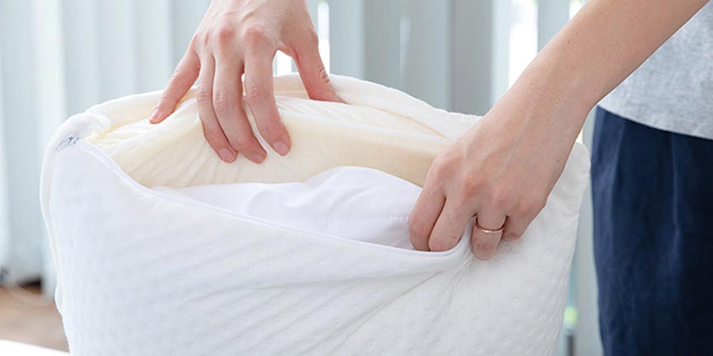 枕についた洗濯表示のラベルには洗濯方法がしっかりと表示されているので、確認してから洗うことが重要です。
