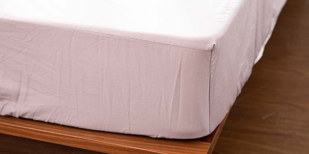 ボックスシーツは、肌ざわりのよさ、汗の不快感を軽減するなど心地良い眠りに欠かせない寝具のひとつです。