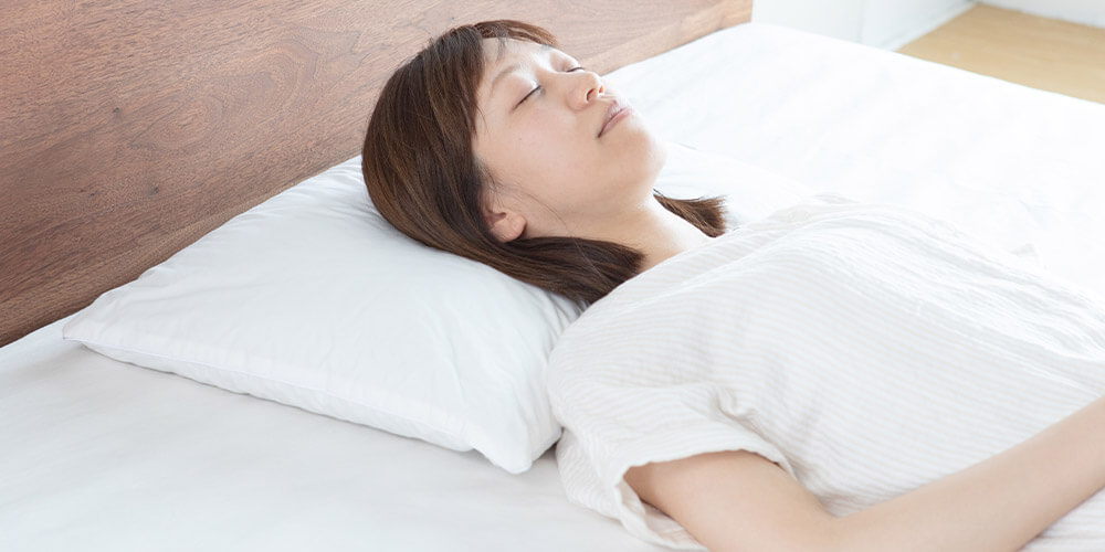 適切な枕は、頭と敷き布団・マットレスの間が埋まり、首や肩、後頭部が支えられます。