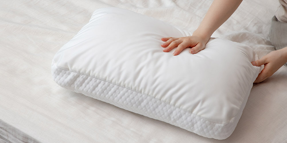 スムーズに寝返りを打つためには、ほどよい硬さがある枕がおすすめ