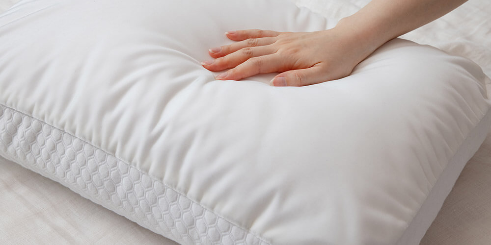 枕は柔らかすぎても後頭部の痛みの原因となるため、自分に最適な柔らかさの枕を選びましょう