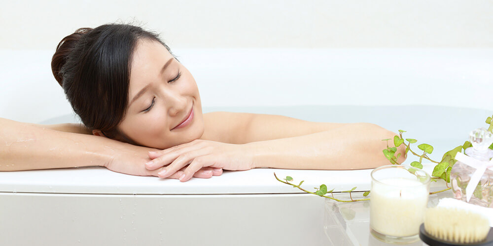 リラックスした状態で眠れるよう、38～40度くらいのぬるめのお湯にゆっくり浸かって体を温め体をほぐす