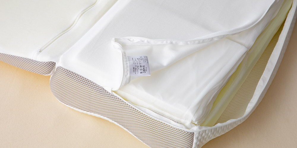低反発枕を衛生的に使うためには、取り替え可能な専用カバーが付属した枕や、本体に抗菌・防臭機能がある枕を選びましょう