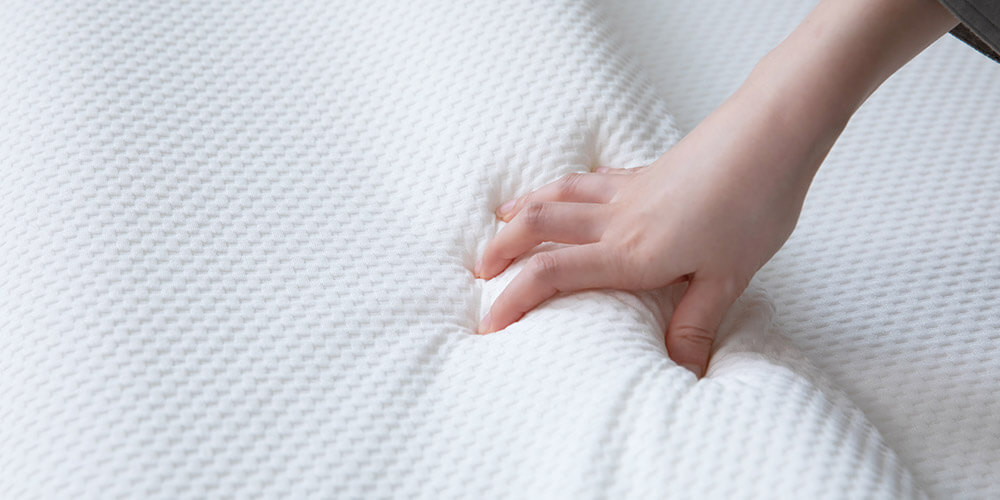 低反発枕は反発力が抑えられており、押し込むとじわじわと元の形を取り戻す