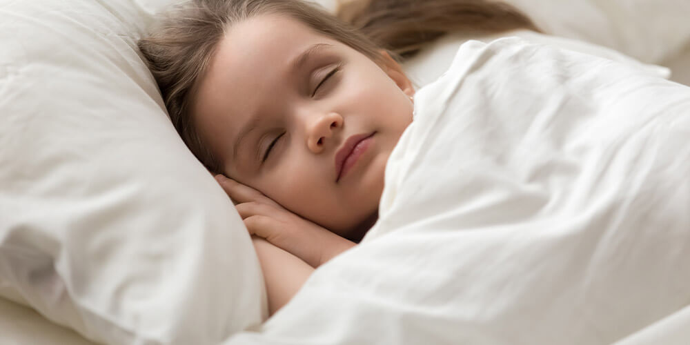 子供用枕は大人用枕よりもサイズが小さく、子供が大きくなった場合寝返りがしにくくなるため、成長に合わせて大人用枕に切り替えましょう