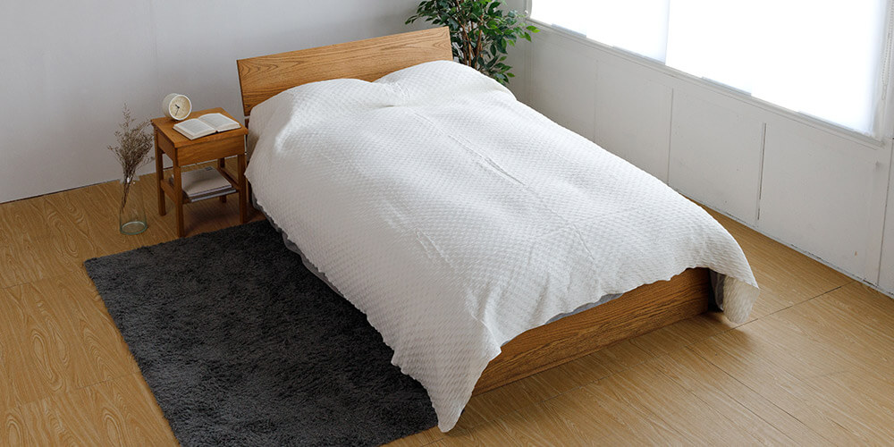 枕から掛け布団、ベッドの足まですべて覆う丈の長いタイプのベッドスプレッド