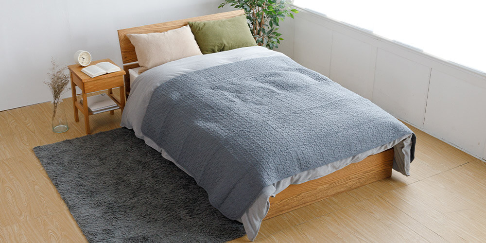 ベッドスローとはベッドカバーの足元に敷く細長い布のことで、置くだけでおしゃれな雰囲気を演出できます。