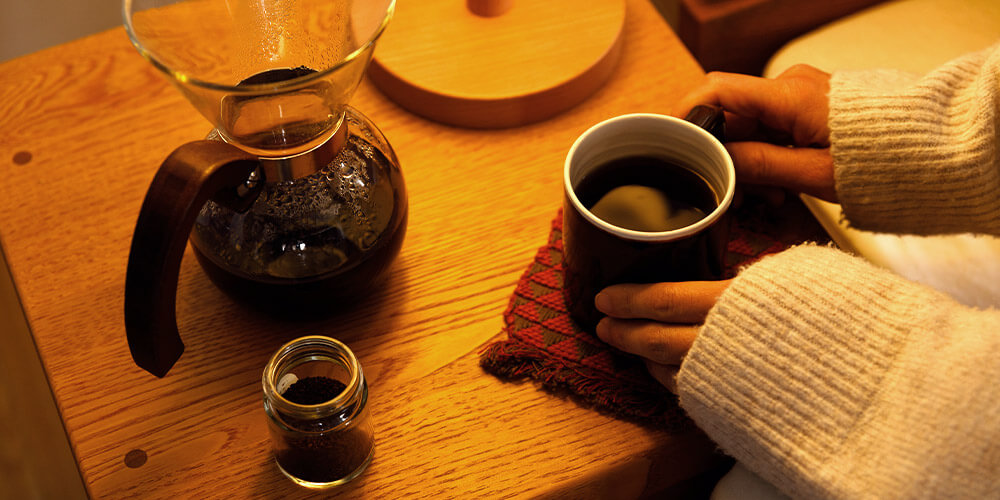 就寝直前に、カフェインを含む飲み物やアルコールを摂取しないようにしましょう