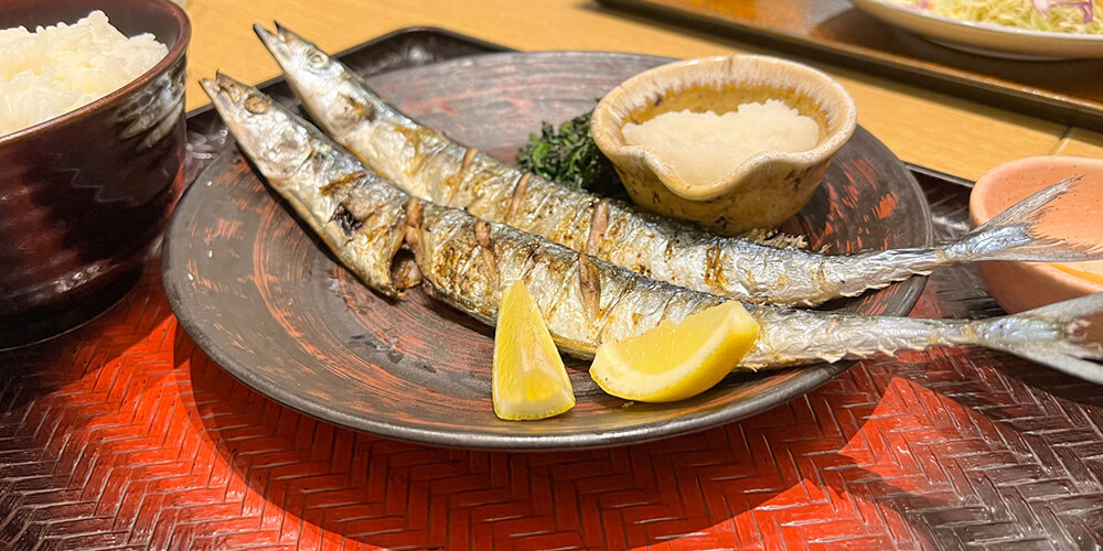 寝つきをよくしたい人は夕食時に肉類や魚介類をしっかり食べてグリシンを摂取すると良い