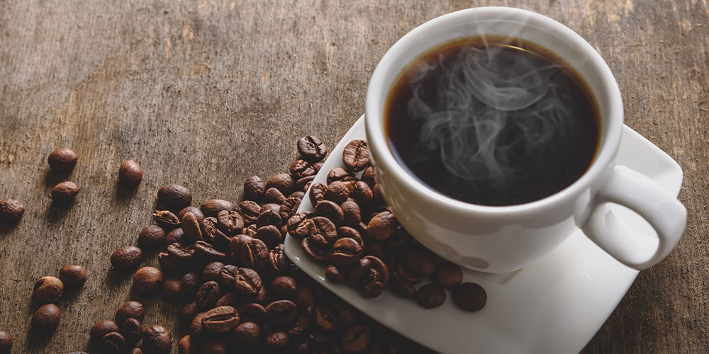 カフェインを含んだコーヒーやお茶、チョコレート、ココア、エナジードリンクは飲むタイミングと量に気をつける