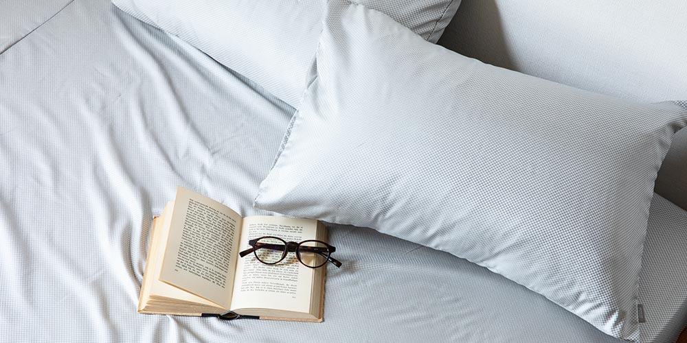シルクの枕カバーの効果とは？美容面でのメリットやおすすめ商品をご紹介 VENUSBED LIBRARY