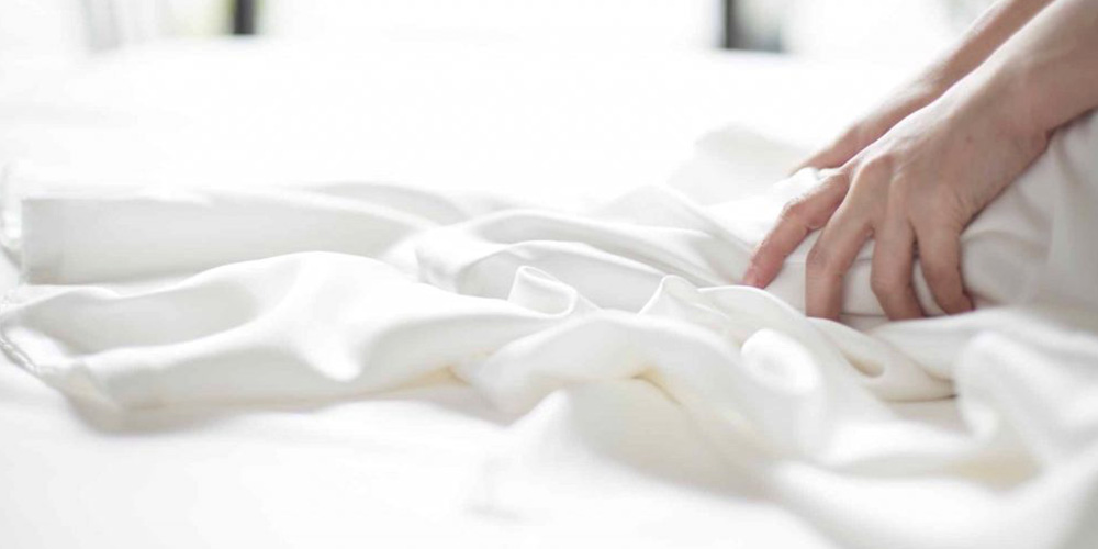 シルクには静菌作用もあることから、シルクパジャマは敏感肌の人にもおすすめできます。