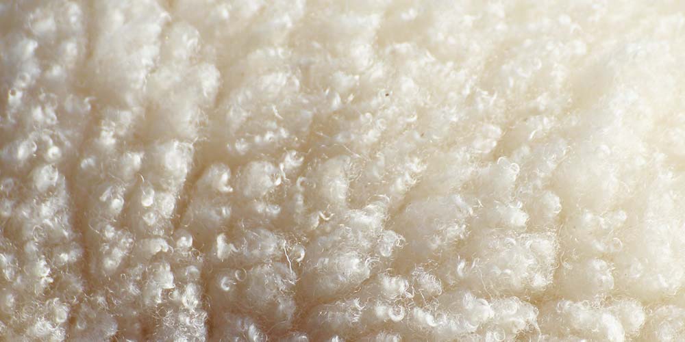 羊毛を原料としているウールは、吸湿性・放湿性に優れているのが特長です。