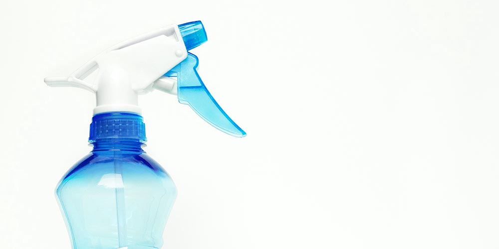 シミ汚れがあるときは、スプレータイプの漂白剤を吹きかけたり液体洗剤を薄めて含ませたりするといいでしょう。