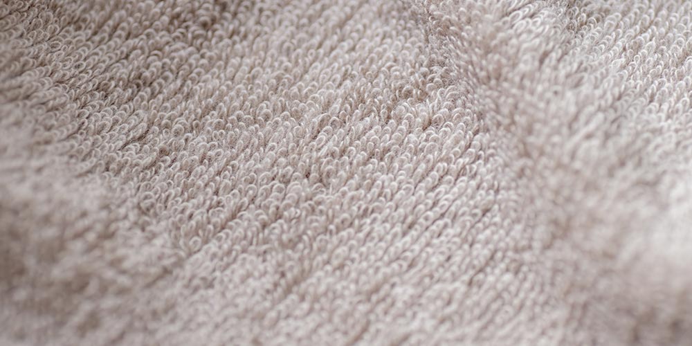 綿は繊維の表面がなめらかでやわらかいという特長があります。