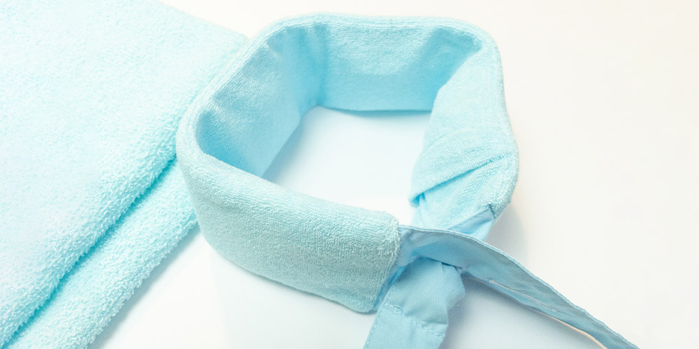 スカーフのように首に負ける接触冷感素材のひんやりタオルは熱中症対策にも有効