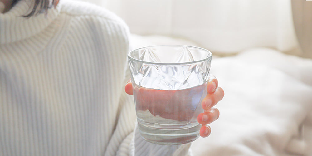 脱水症状を防ぐためにも入浴前にはコップ1杯程度の水を飲んでおく