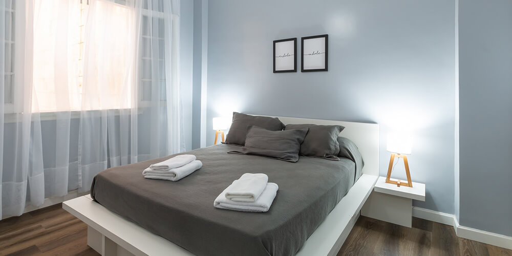 心理的に落ち着きや穏やかさの効果があるグレーと鎮静作用のある青を寝室に取り入れることで眠りの質が高まったりする可能性があります。