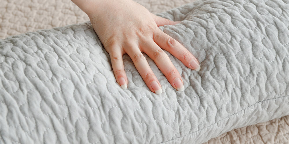 肌トラブルに悩んでいる人、子どもも触れる場合は刺激の少ない綿素材の抱き枕カバーがおすすめ