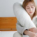 抱き枕の正しい使い方を寝姿勢別に紹介！お手入れ方法や使用するメリットも解説
