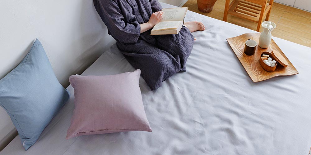 ベースカラーに薄いグレーをおき、ベビーピンクやモーブピンクのベッドカバーを用いると、ガーリーな雰囲気になるでしょう。