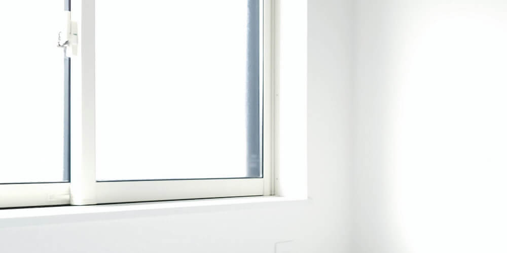 2枚以上のガラス戸をレールにはめ、左右に滑らせて開閉する一般的なタイプの引き違い窓