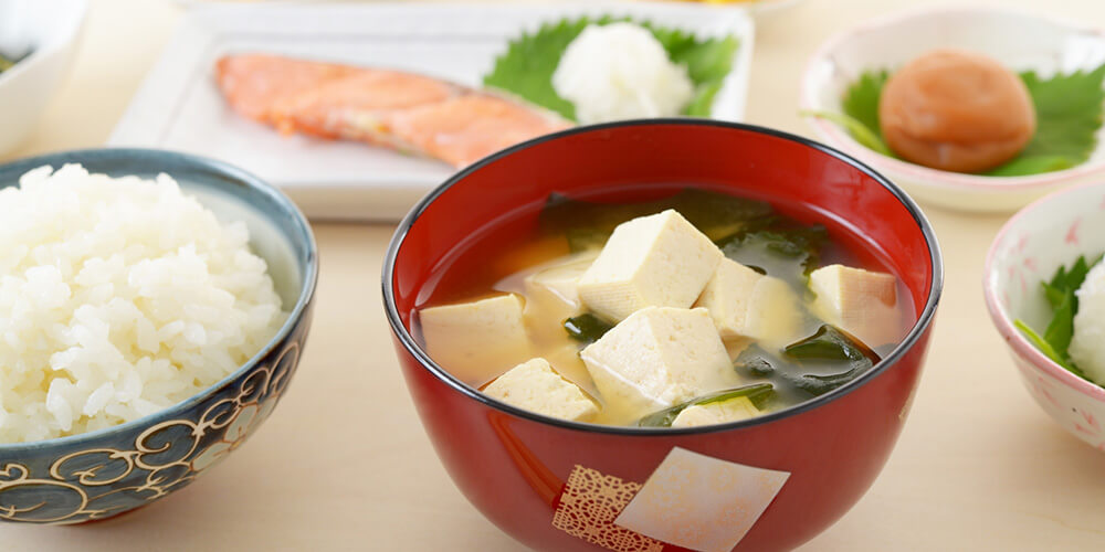 トリプトファンを多く含む肉や魚、大豆などのたんぱく質を中心としたバランスのよい食事がおすすめです。