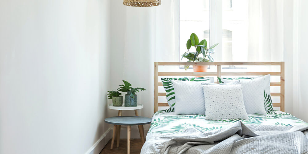 6畳のワンルームではシングルサイズのベッドを壁に近づけてレイアウトを考えれば、テレビや机などの家具を配置することも可能