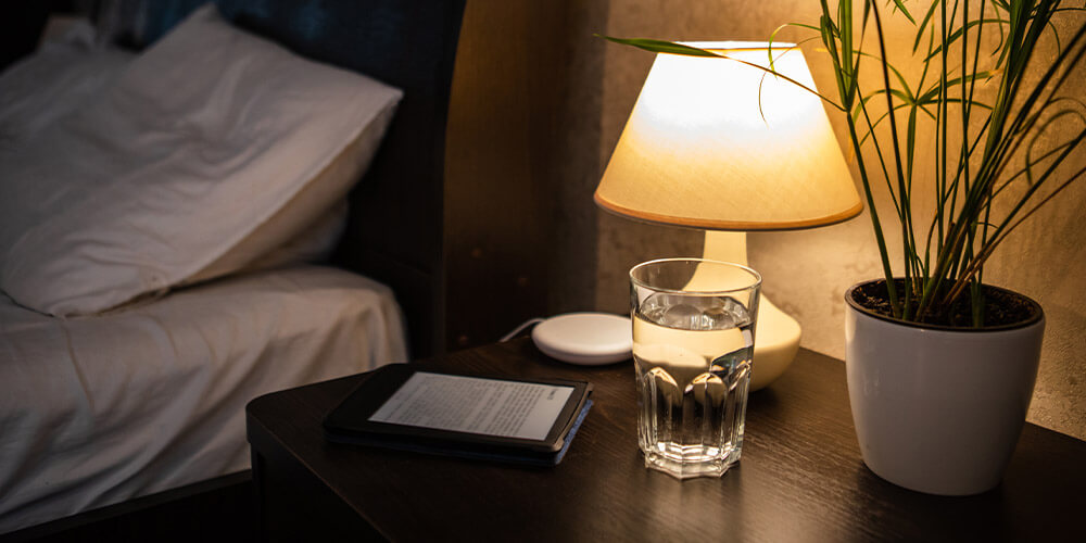 寝室を共有している夫婦の場合、就寝中のパートナーに配慮してベッドサイドの照明が便利