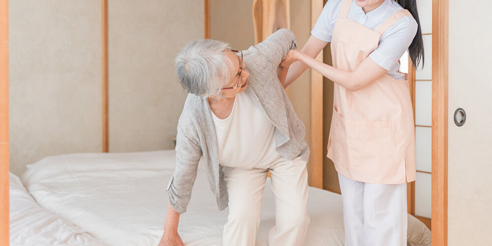 高齢者や足腰の弱い人、病気・ケガで寝たり起きたりの動作がきつい人は高さ40㎝程のベッドを和室に置くと体への負担を軽減できる