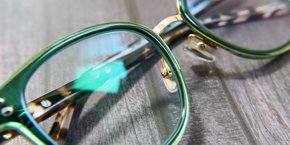 ブルーライトの影響を小さくするには、ブルーライトカット眼鏡などのブルーライト対策グッズの活用がおすすめ