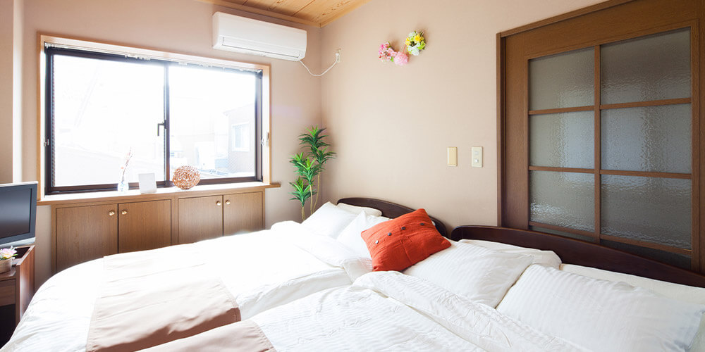 寝室の温度は夏が26～28℃、冬が16～19℃、湿度は40～60％が理想