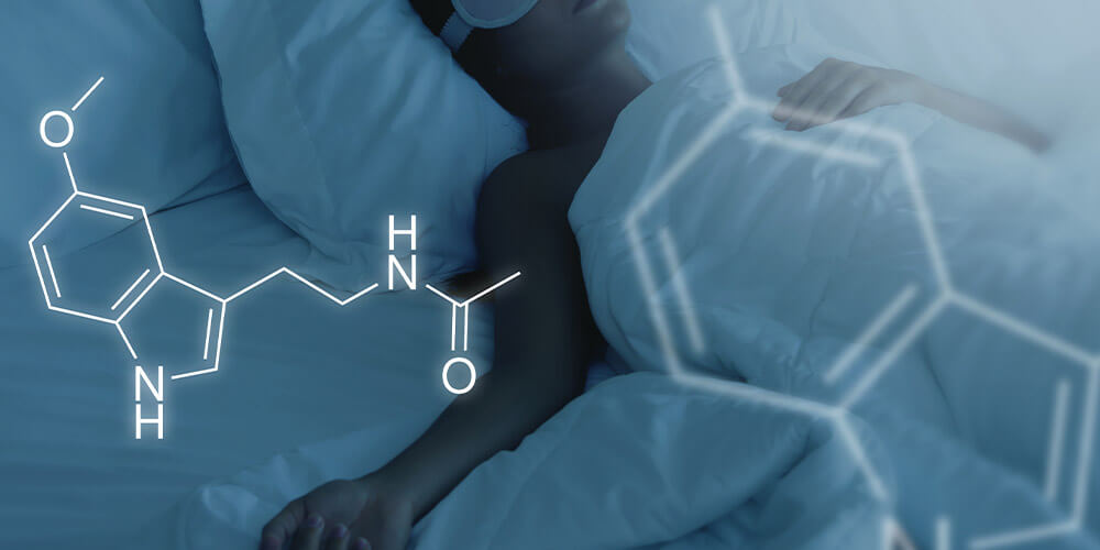 寝る前にスマホを使うとブルーライトで睡眠ホルモンであるメラトニンが減少する