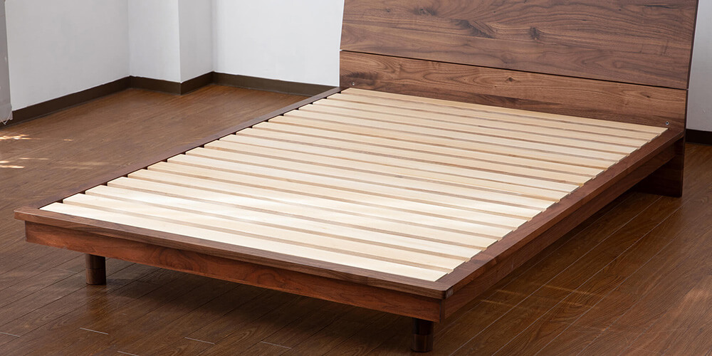 湿気やカビが気になる場合はすのこ板、ベッドのきしみ音を抑えたい場合は張り板を選びましょう