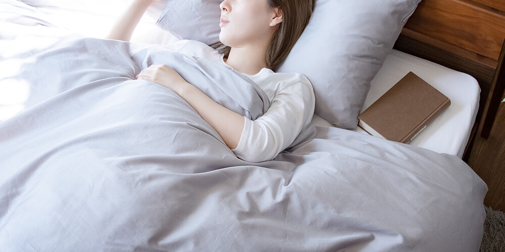 仰向け寝のメリットは、身体の圧力が均等に分散されるので身体への負担がかかりにくいことです。