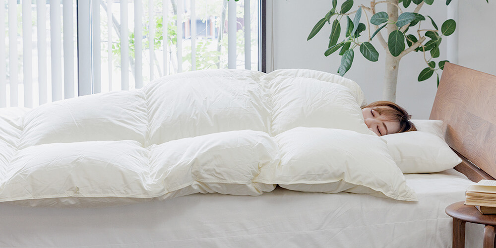 睡眠時に身体の上に掛けて使うのが「掛け布団」です