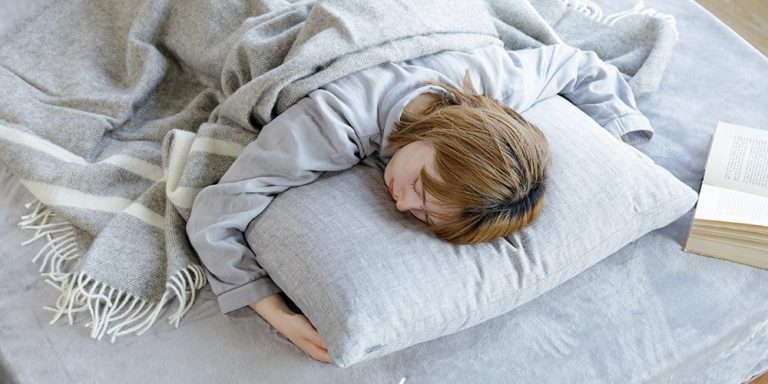 左向き寝がやばい？寝姿勢別のメリット・デメリットとおすすめの枕も併せて紹介 - VENUSBED LIBRARY