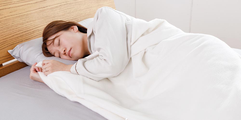 右向きで寝ると身体にどんな影響がある？寝姿勢ごとにおすすめの枕も併せて紹介 | VENUSBED LIBRARY