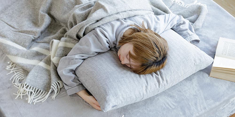 うつ伏せは、お腹が寝具に接する面積が大きく、温められることで安心感を得ることができます。