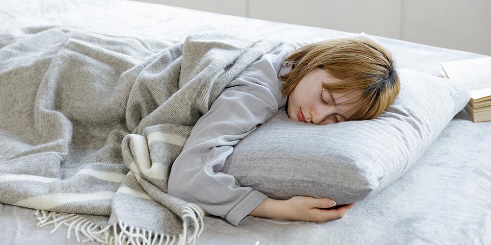 うつ伏せ寝のメリットは、下を向いて寝ることでお腹を温めやすく、自律神経が整いリラックスできることです。