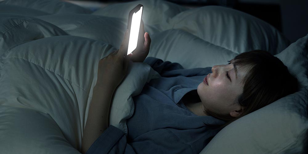 スマホやパソコンを見るのは睡眠の30分前までにしましょう。