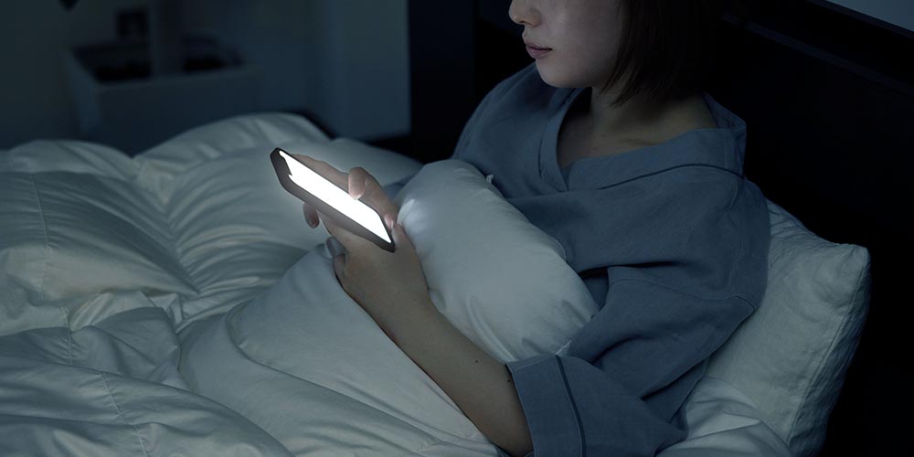 寝る前にパソコンやスマートフォンを見たり、カフェインを取ったりすると、脳が覚醒してしまい、充分な睡眠を取れていない寝不足の状態になります。