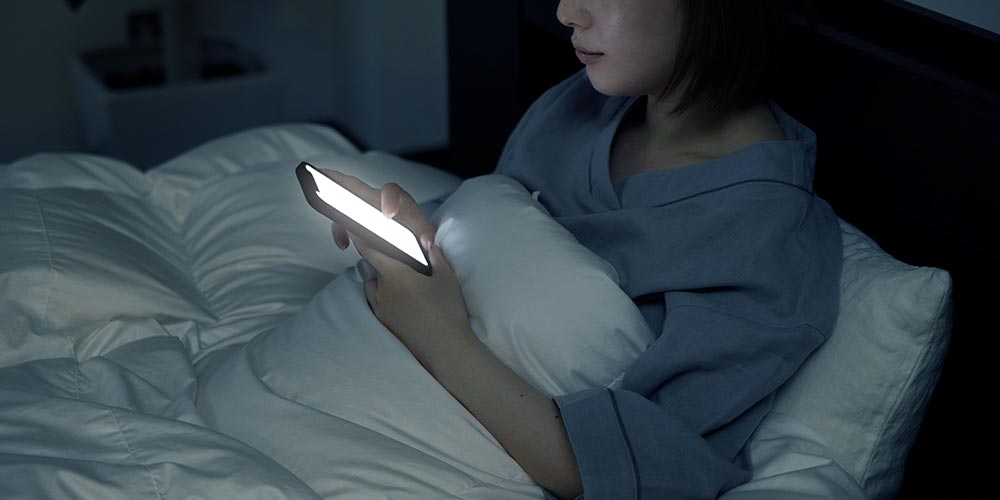 就寝直前はスマホを控えて、睡眠の質を高めましょう。