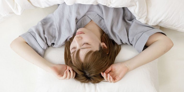 バンザイ寝をやめたい人がすべき5つのこと｜バンザイ寝が与える悪影響や原因も紹介 - VENUSBED LIBRARY