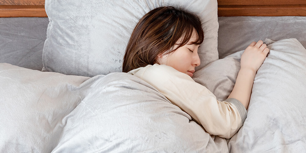 寝ている時にむせてしまう場合は、仰向け寝ではなく横向き寝にするとよい