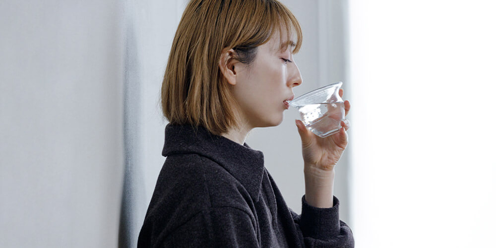 目覚めたらコップ1杯の水をゆっくり飲むことが推奨されています。