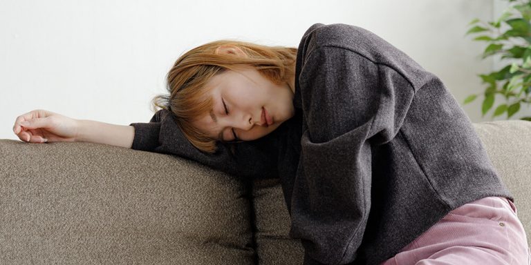 寝落ちとは？寝落ちする原因と寝落ちによる悪影響、対策を解説 - VENUSBED LIBRARY
